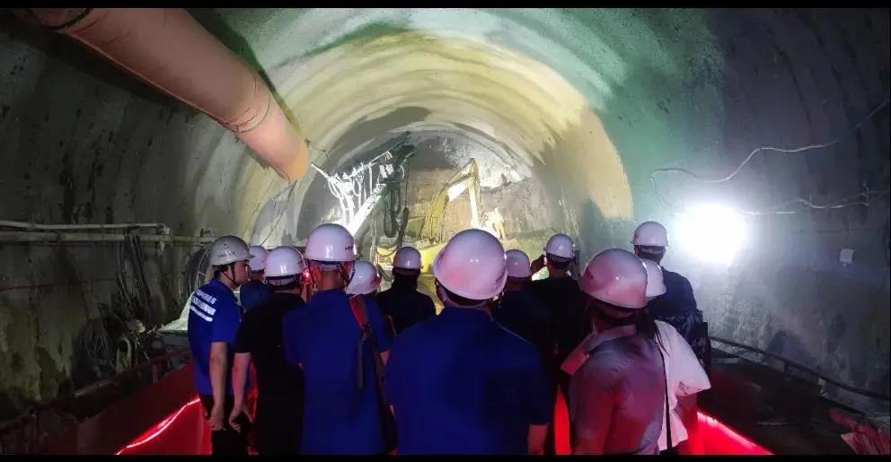 蘭州交通大學(xué)土木工程學(xué)院 前往現(xiàn)場實(shí)踐，感受計(jì)算機(jī)網(wǎng)絡(luò)工程施工精湛技術(shù)